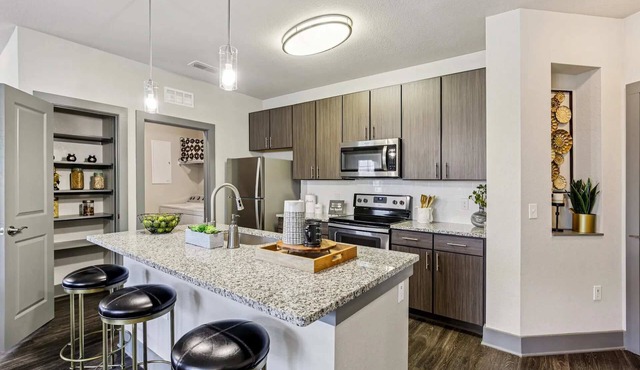 Upscale 2 BR with Pool, Gym and Nature Trails