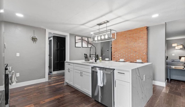 Upscale 2 Story Apartment w/8 beds| Free Parking