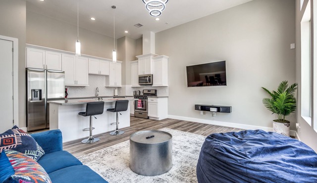 Upscale 2 story home by the Galleria!
