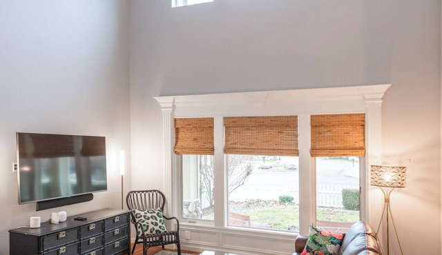 Upscale 2BR/2BA Quiet & Comfortable Modern Retreat