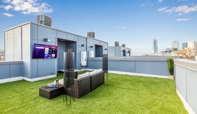 Upscale 2BR 4story Condo Downtown Dallas w/Rooftop Terrace & Skyline View