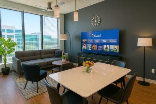 Upscale 2BR Apt | Rooftop Deck + Fitness (ROOM ONLY)