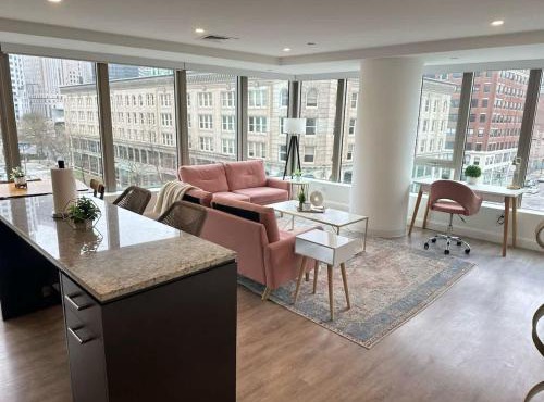 Upscale 2BR Condo with Gym & Parking near MGH & TUFTS