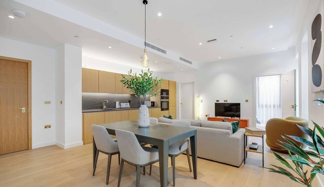 Upscale 3-Bedroom Flat Enclave Kings Cross