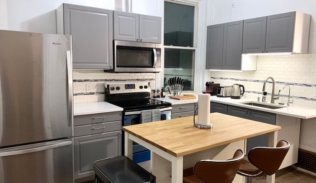 Upscale 3 BR near UC, DAAP, CCM, Hospital and Zoo w/Parking and Laundry, 2FL
