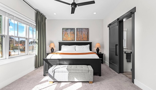 Upscale 3-Story Townhome Near Airport, Downtown Atlanta & Studios