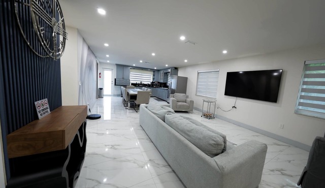 Upscale 3BR/3BA Waterfront Apt/Sleep 7