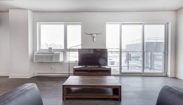 Upscale 3BR Apt: BBQ Area & Lovely Skyline Views