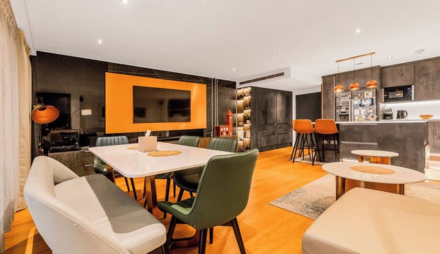 Upscale 3BR Apt w balcony, 3min railway station