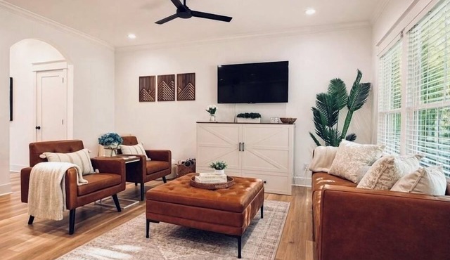 Upscale 3BR Townhome 12 min to Liberty Sleeps 8 Screened-in Porch