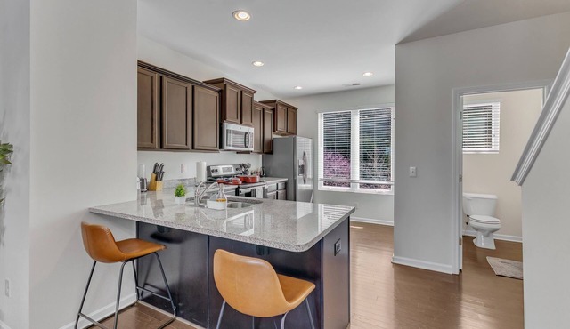 Upscale 3BR TownhouseMins to Downtown