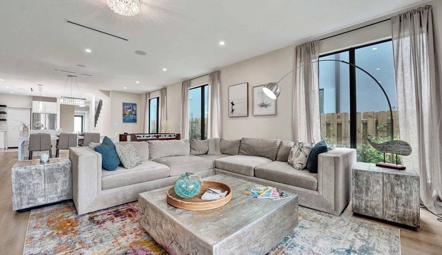 Upscale 4 BDRM Retreat - Mins to Las Olas & Beach