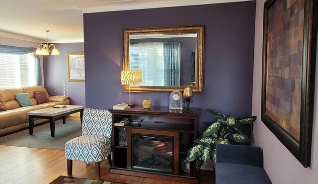 Upscale 4-Bedroom Home by Chicago Dining, Shops, & Hospitals