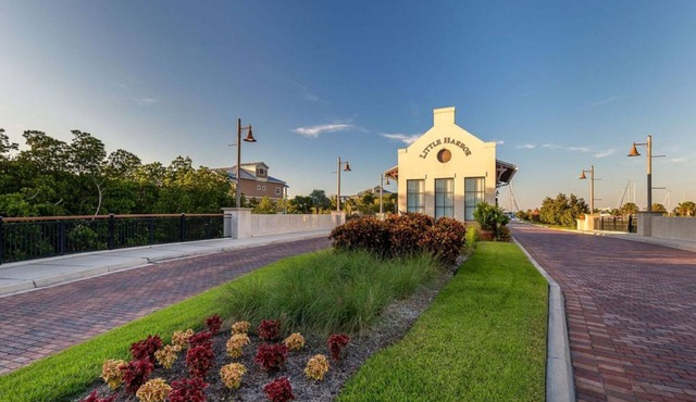 upscale 4 bedroom waterfront house- Just a short 7 minute walk to beach