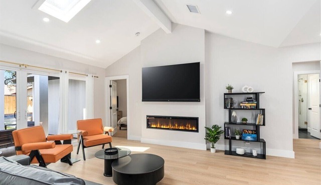 Upscale 4BR/3BR Heated Pool, Outdoor BBQ&Patio Putting Green+Fire Pit+DT 15min