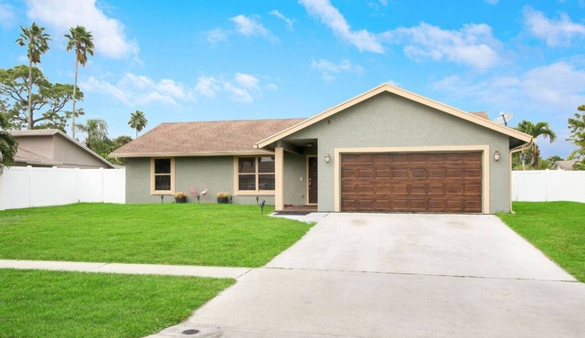 Upscale 4BR Oasis- Tranquil Patio, Prime Location