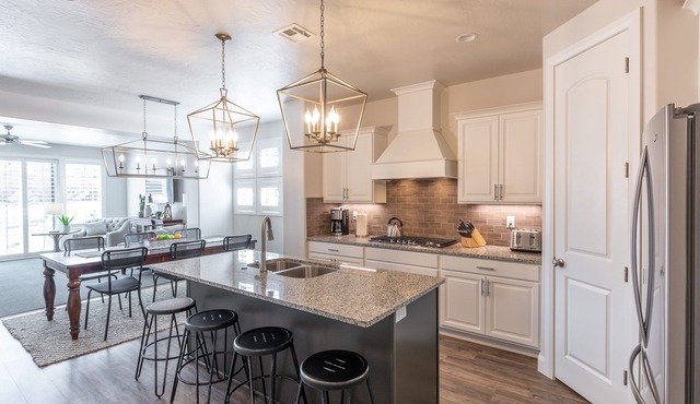 Upscale 4BR Sleeps 20 - 4 King Suites & Fire Pit