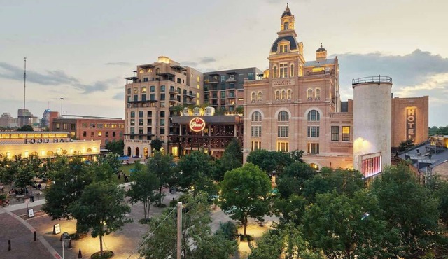 Upscale 4BR Town Home, Steps to Pearl/Riverwalk