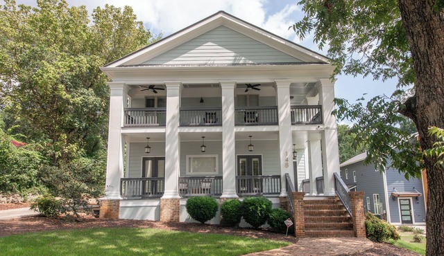 Upscale 4BR Walk to Stadium and Downtownn