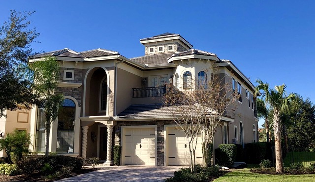 Upscale 5 Bedroom, Star Wars Theater, 6 Miles to Disney!