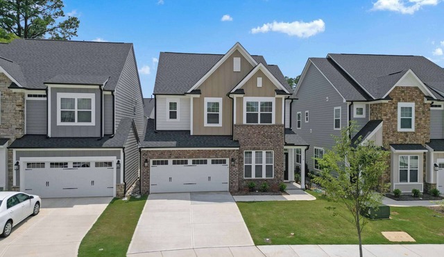 Upscale 5BR Close to Shopping & Dining, Ideal for Long Stays
