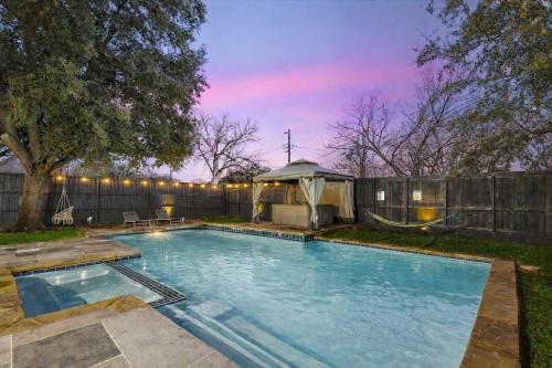 Upscale 6BR Home with Pool Hot Tub & Game Room