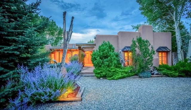 Upscale Adobe home on 2 acres, 20 min to Taos Ski Valley, Mtn Views, Hot Tub