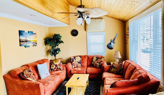 Upscale and Cozy Ocean Block Home w/Free Parking & Beach Badges