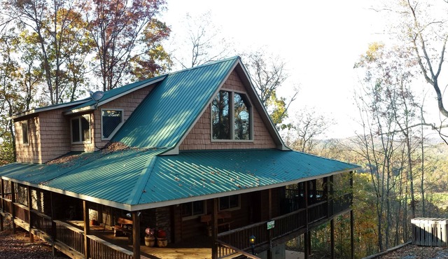 Upscale And Roomy Mountain Retreat