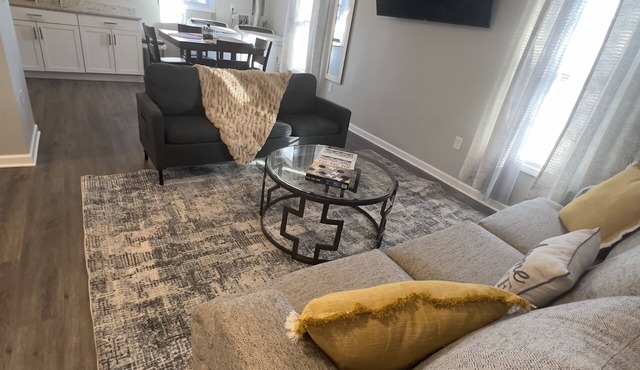 Upscale apartment near Worlds of Fun, Arrowhead Stadium, Country Club Plaza!