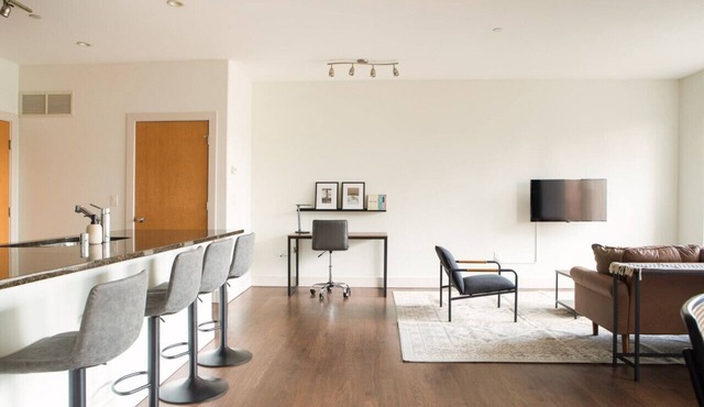 Upscale Apartment Near Lake Michigan