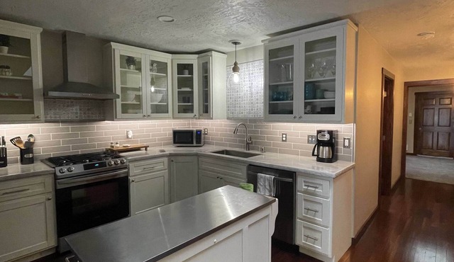 Upscale apartment, roof top terrace, walk to shops, restaurants, boardwalk, park