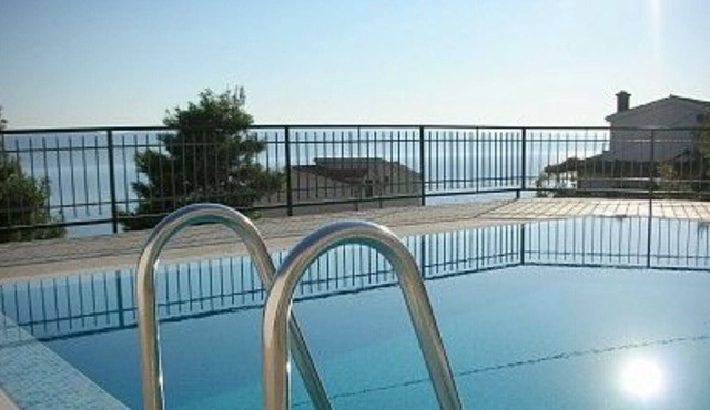 Upscale apartment with swimming pool and sea views