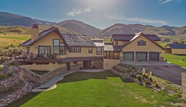 Upscale Apartment with Panoramic Views