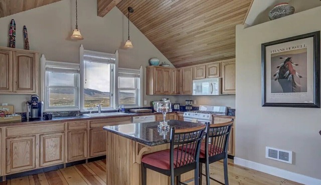 Upscale Apartment with Panoramic Views