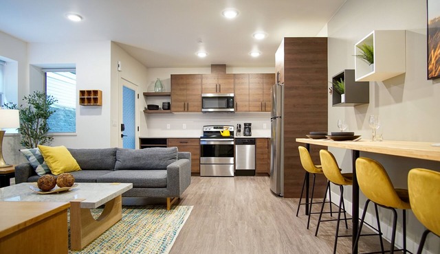 Upscale apartment with 91 walk score and laundry!