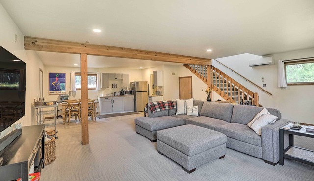 Upscale Bend Barn w/Deck - Close to Trails!