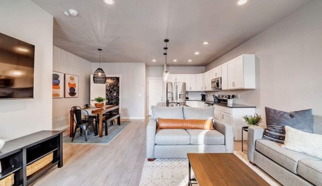 Upscale Bluffdale Townhome w/2 Car Garage