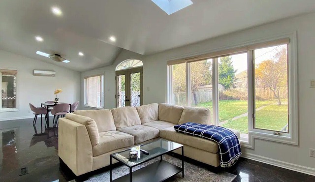 Upscale & Bright 6 Bedroom 2.5 Bathroom House
