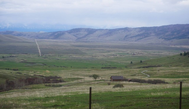 Upscale cabin, 10000 acre cattle ranch. Views, abundant wildlife & hiking.