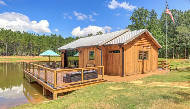 Upscale Cabin Comfort in Thomaston w/2 Decks!