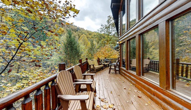 Upscale Cabin W Hot Tub, Sleeps 22・Game Room・Pool