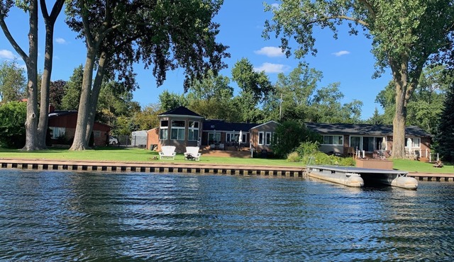 Upscale Cass Lakefront 3 KING BR Home big deck/yard, boat/swim dock and fire pit