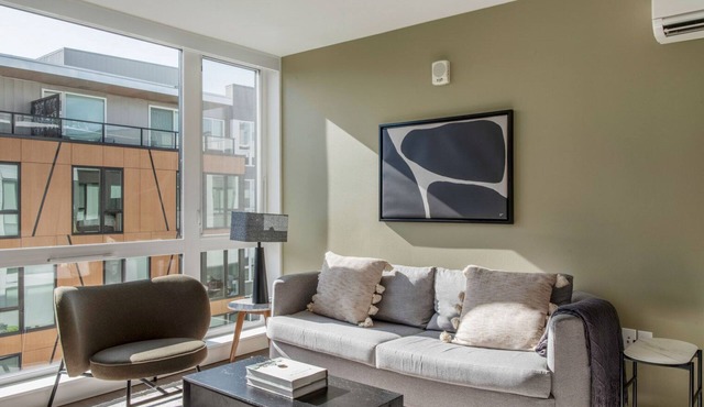 Upscale Central District 1BR w/Gym & Pets, nr Dining, by Blueground