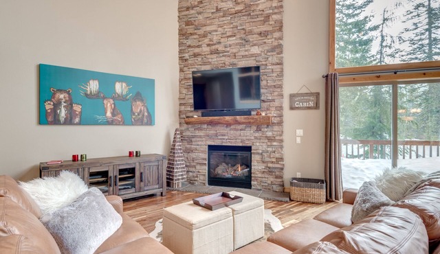 Upscale Chalet with hot tub- walk to everything! No hidden/cleaning fees.