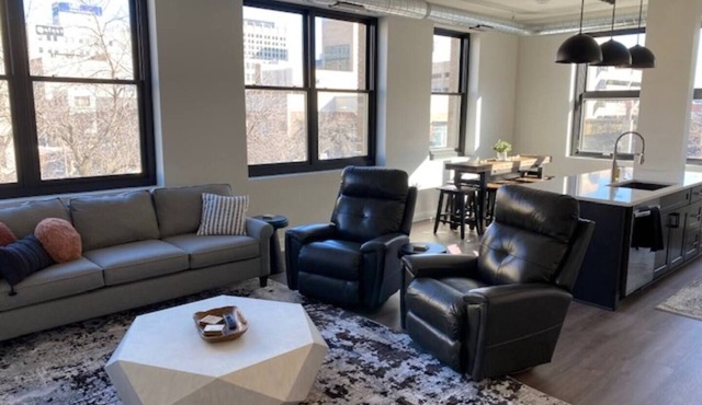 Upscale Condo in Downtown Lincoln - Walking distance to Memorial Stadium and PBA