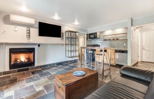 Upscale Condo near Downtown & the Deschutes