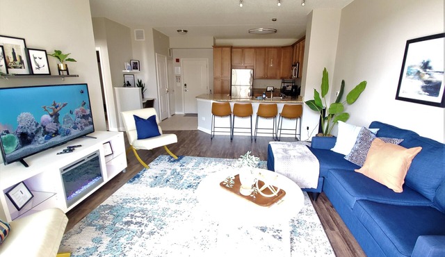 Upscale Condo, Washer and Dryer, Fireplace, King Bed, Close To It All