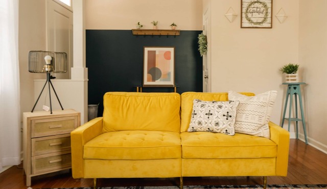 Upscale Cottage in the Heart of Downtown/Walking Distance from the Yatch Club