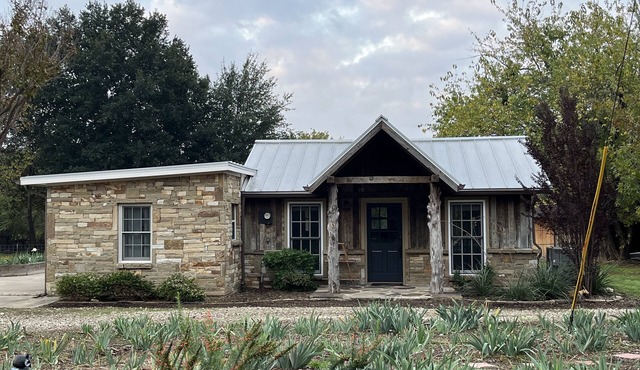 Upscale cottage on a farm in the middle of the city. Six miles to DFW airport.